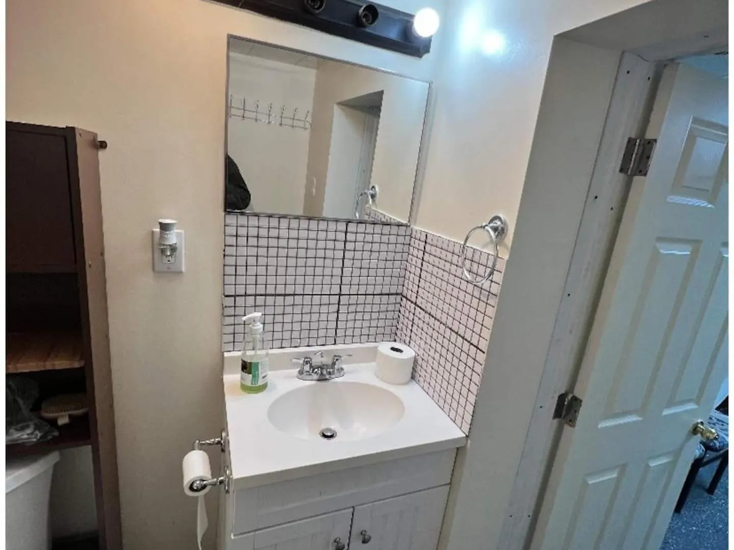 R6 Room Near Airport Mississauga