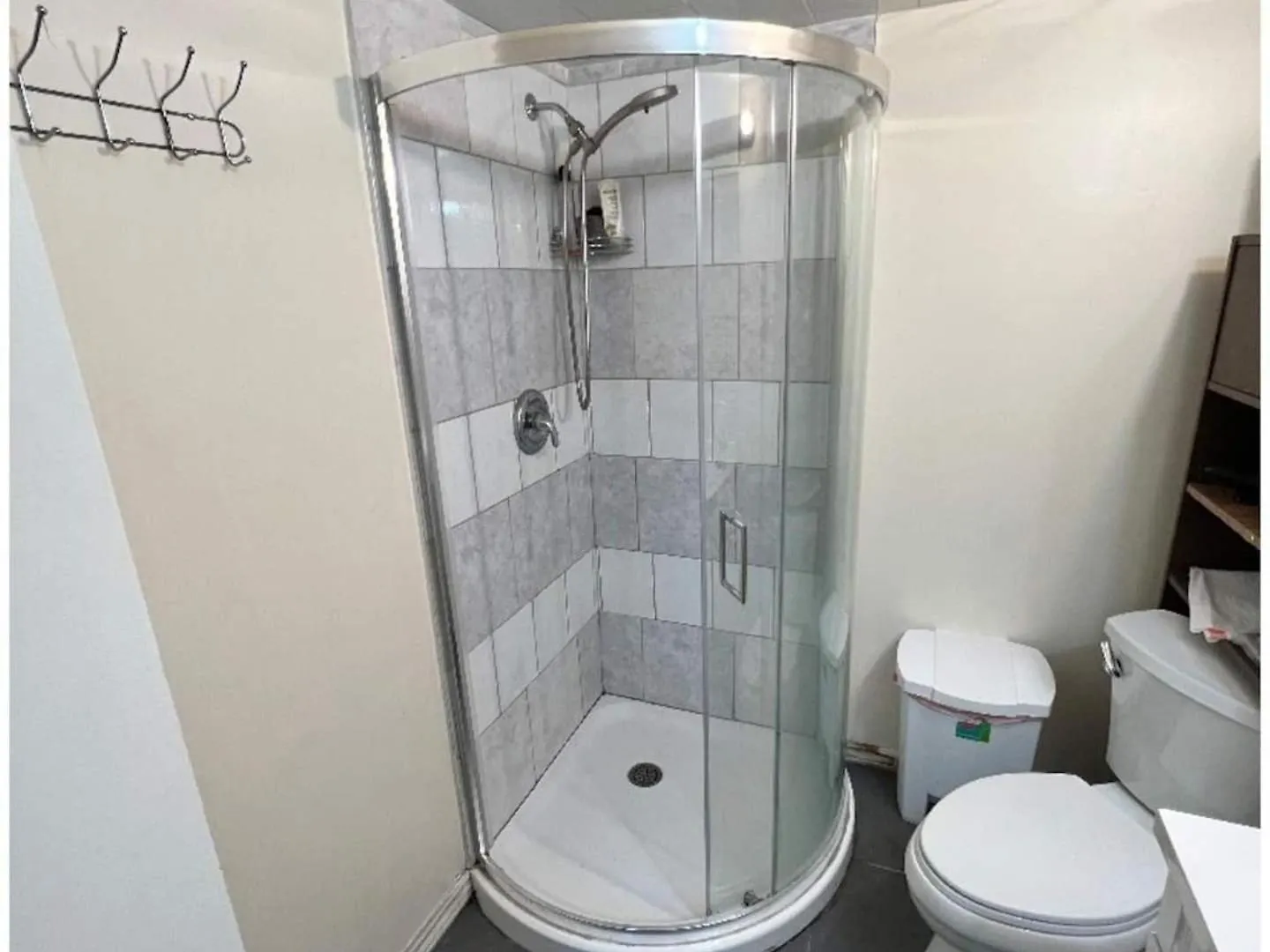 R6 Room Near Airport Mississauga Canada